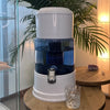 Aqualine 12 Waterfilter Glas – mineraalrijk en vitaliserend waterfilter in sfeervolle setting op tafel met glas drinkwater.