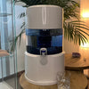 Aqualine 18 Waterfilter Glas – mineraalrijk en vitaliserend waterfilter in sfeervolle setting op tafel met glas drinkwater.