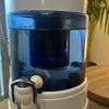Aqualine 5 Waterfilter Glas – close-up van filter, pH-ring en mineraalstenen voor mineraalrijk en vitaliserend water.