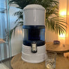 Aqualine 5 Waterfilter Glas – mineraalrijk en vitaliserend waterfilter in sfeervolle setting op tafel met glas drinkwater.