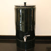 Yumeau Yumdrum On The Double Waterfilter zwart – keramisch waterfilter met Doulton-filter, geplaatst op een zwart aanrecht.